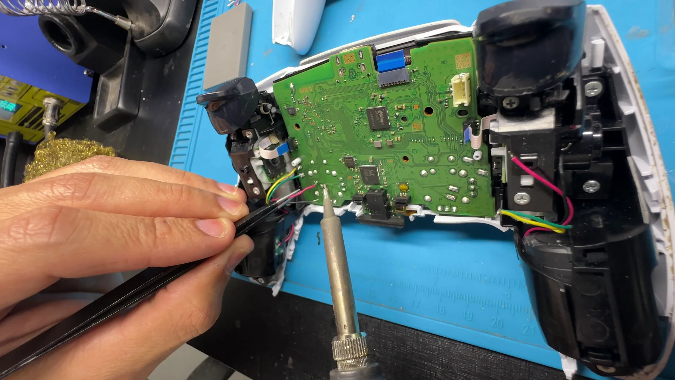 Detalhe de um controle aberto durante reparo