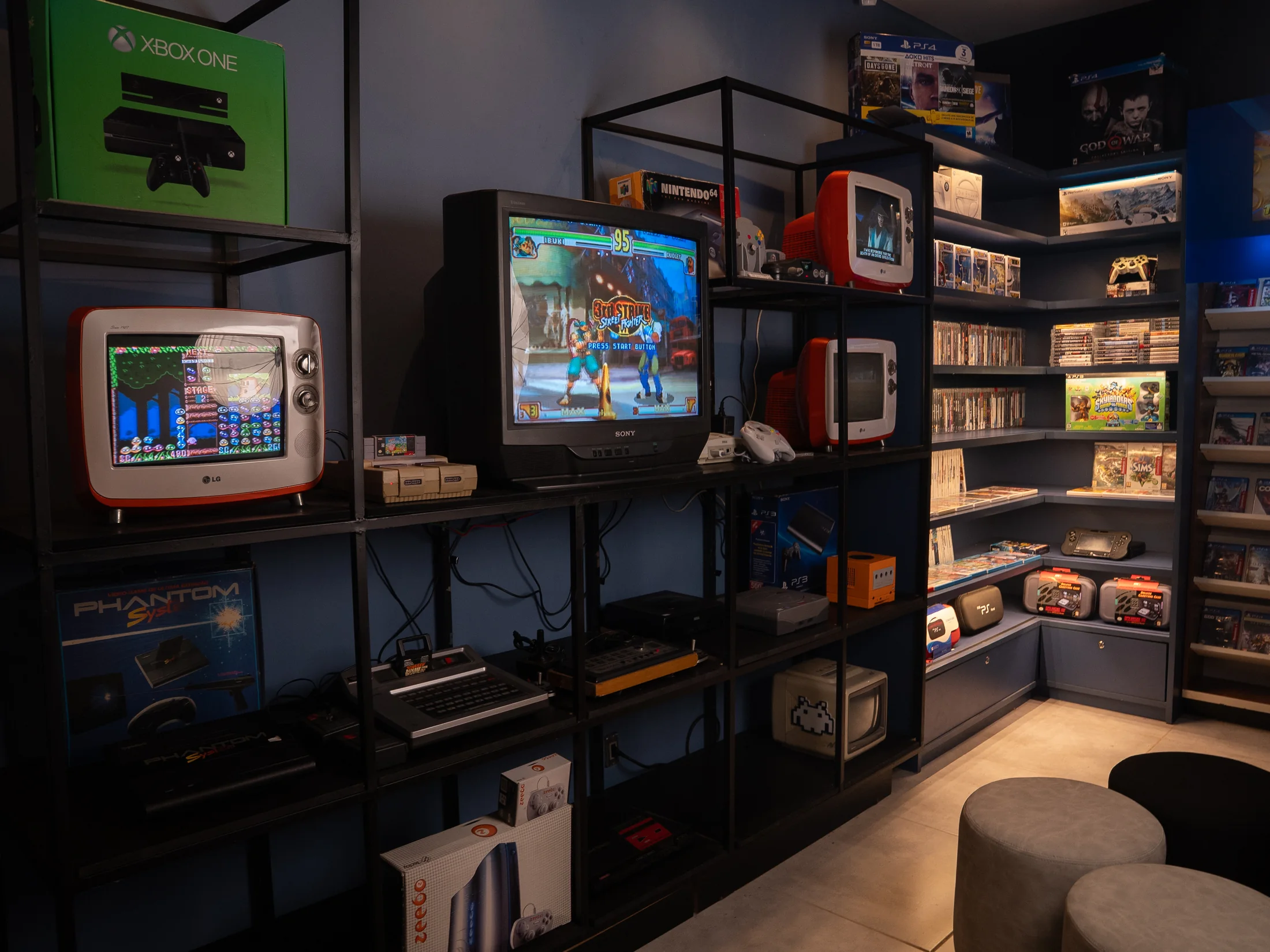Sala com videogames clássicos funcionando